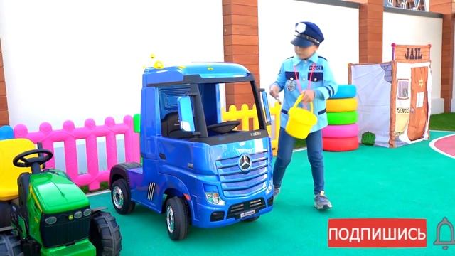 Мама и Сеня в роли Полицейских смотреть онлайн