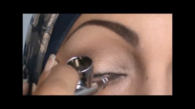 How To: Apply eye makeup using DINAIR Airbrush смотреть онлайн