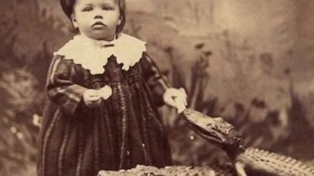 Почему раньше мальчиков до 8 лет одевали в женские платья? смотреть онлайн