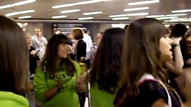 Singing at Sao Paulo airport!! смотреть онлайн