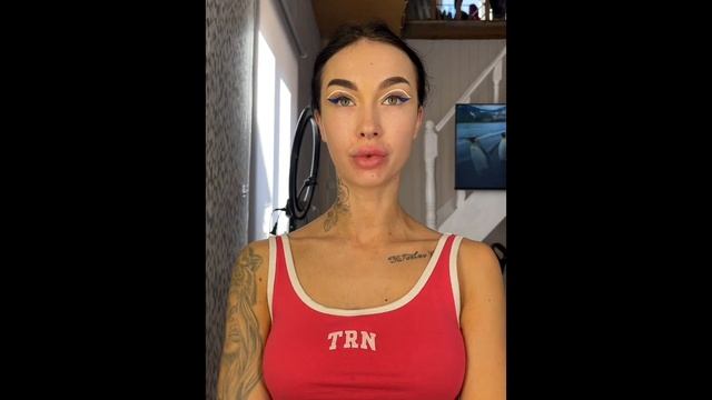 Макияж с синими стрелками. В процессе что-то идёт не так ??♀️ смотреть онлайн
