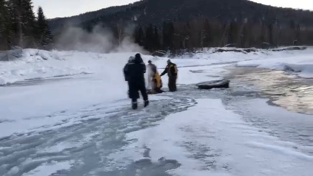 Снегоходный казус в полынье смотреть онлайн