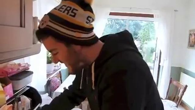 Eddie Brek Cooking Eggs Benedict Loveable Rogues смотреть онлайн