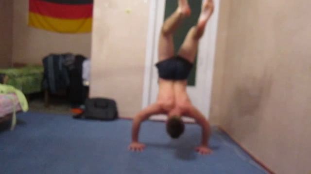 Отжимания в стойке на руках. 22 раза смотреть онлайн