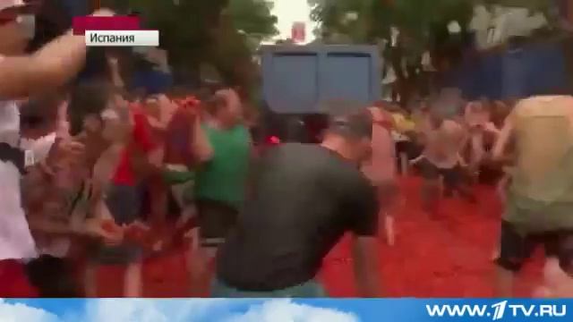 Испания Фестиваль La Tomatina Весь гором в томатной массе смотреть онлайн