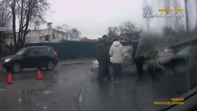 Две машины улетели в частный дом в Домодедово смотреть онлайн