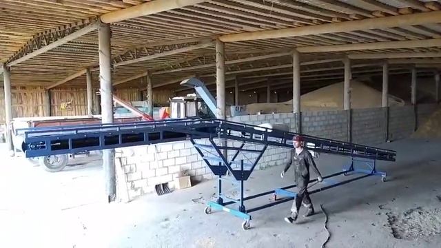 Конвейер ленточный КЛL 10120 600 700 2000. видео в работе. Погрузка мешка в зерноскладе. 0714 смотреть онлайн