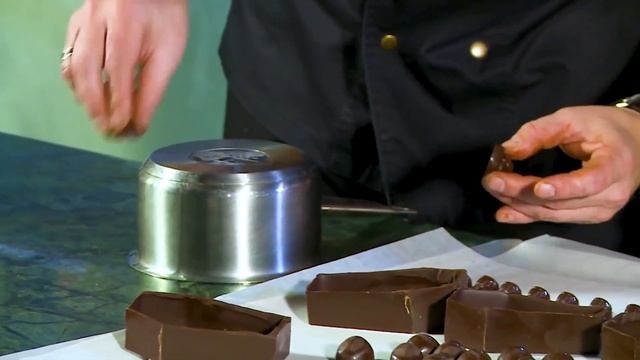 КАК СДЕЛАТЬ ШОКОЛАД ДОМА? Готовим вкусняшку смотреть онлайн