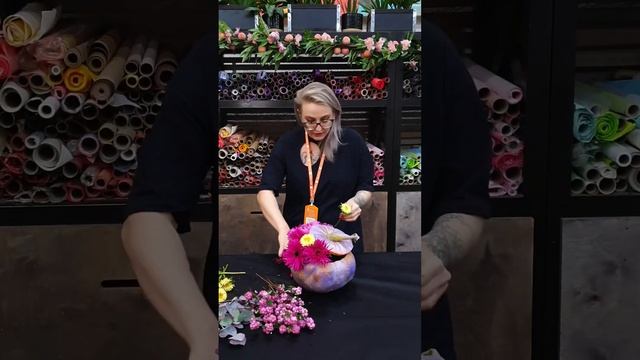 Композиция в тыкве #сборка #флористика #цветы #тыковка #мастеркласс #рекомендации #композиция #тыкв смотреть онлайн