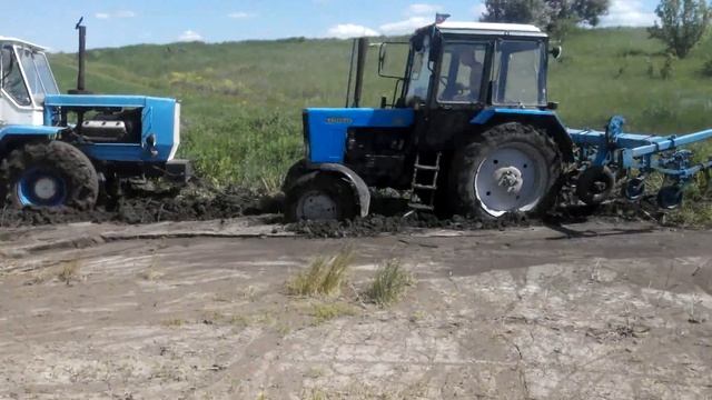МТЗ-82.1 с крн5.6 вытаскивает застрявший Т-150к с кпс-8. смотреть онлайн