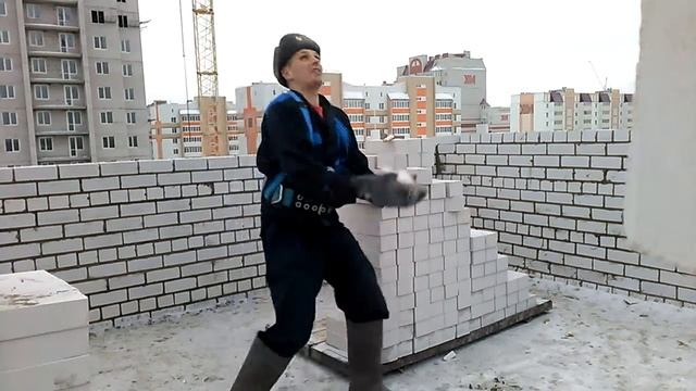 В цирк не взяли, пошел на стройку