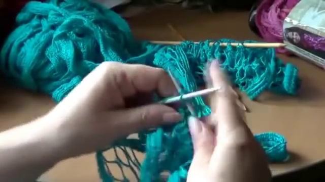Шарфик из ленточной пряжи. Вязание спицами, 2-й способ смотреть онлайн