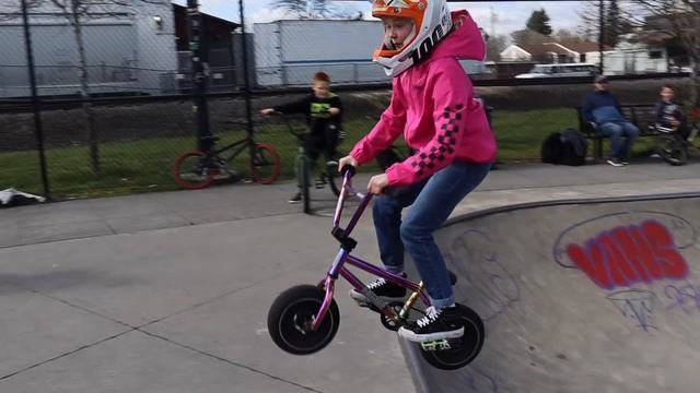 NEW Pink and Blue Bikes at the Skatepark! смотреть онлайн