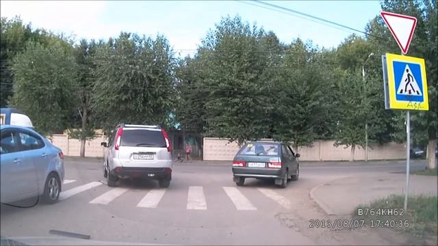 Nissan X Trail и пешеходы резлетелись смотреть онлайн