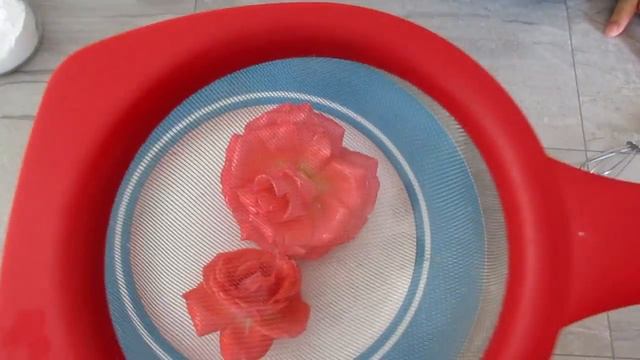 видео для детей. Едим розы. Засахариваем цветы для десертов смотреть онлайн