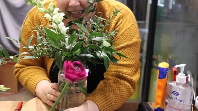 Making a Mason Jar Arrangement // Design With Me // Green Bee Floral Co. смотреть онлайн