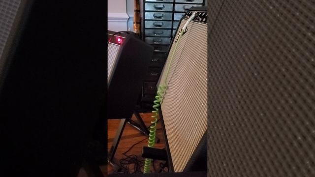 Fender Deluxe Reverb RI vs Mojotone Deluxe Reverb Kit смотреть онлайн