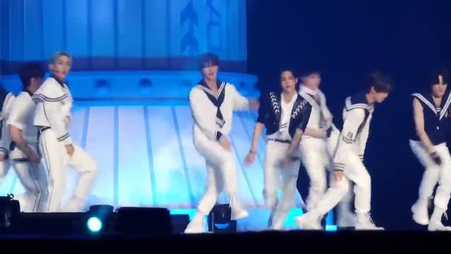 Stray Kids 'ITEM' Full Performance смотреть онлайн