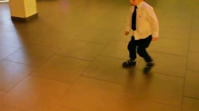 Малыш в 2,5 года прикольно танцует смотреть онлайн