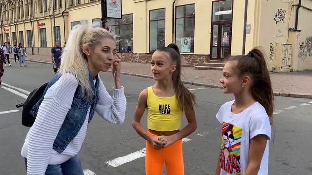 БАТЛ ГИМНАСТОК / ПРАНК НАД ПРОХОЖИМИ