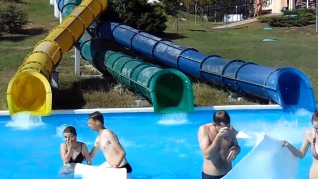 ЗОЛОТАЯ БУХТА. АКВАПАРК. АТТРАКЦИОН "КОСИЧКА"/the water Park in Gelendzhik смотреть онлайн