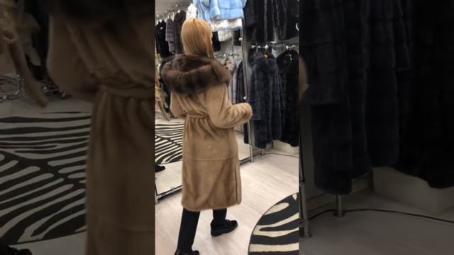 Шубы норковая с соболиным капюшоном палевого цвета смотреть онлайн