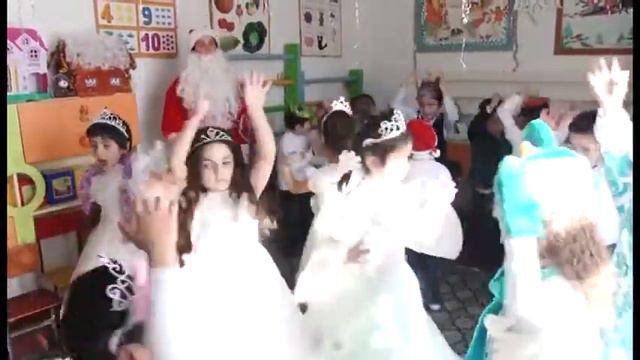 Копия видео "Новогодний утренник в Нютюгском детском саду_2часть" смотреть онлайн