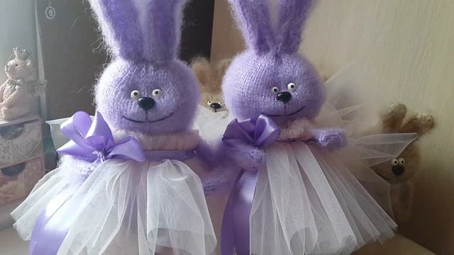 Вязаные зайцы спицами. Обзор готовых работ. смотреть онлайн