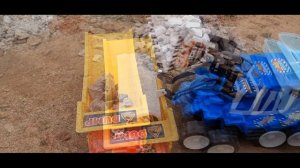 Синий экскаватор и жёлтый самосвал