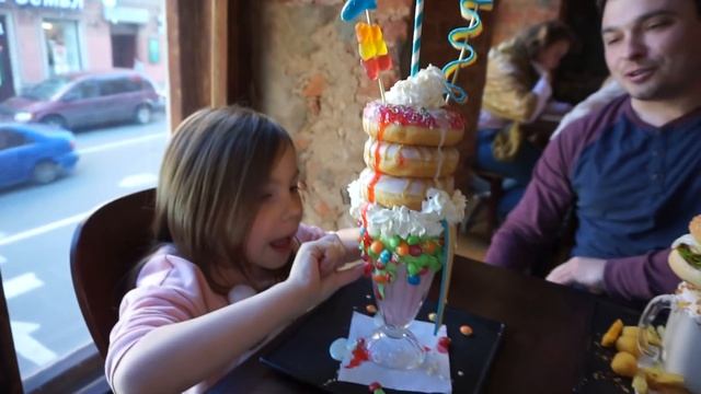 ВЛОГ: День Рождения, 6 лет , Огромный десерт, Дом вверх Дном, первый день ! смотреть онлайн