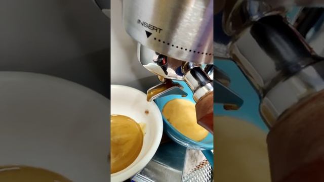 Latte art with Delonghi Dedica EC685 смотреть онлайн