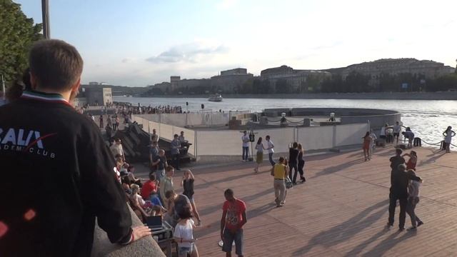 Танцы шманцы рядом с Москва рекой2 смотреть онлайн