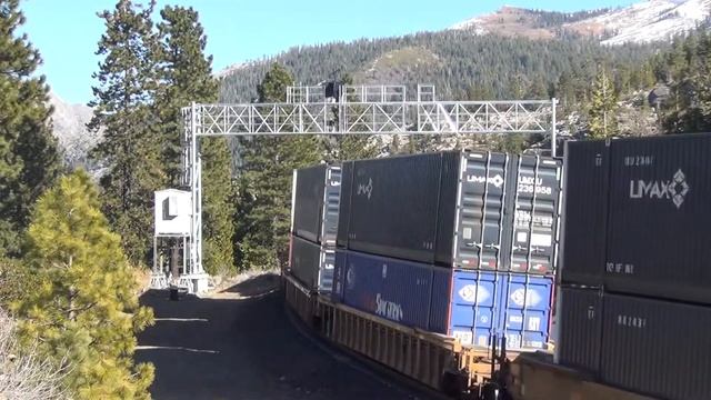WBD Union Pacific Railroad Z train crawls under new signal bridge on Donner Pass 1/16/14 смотреть онлайн