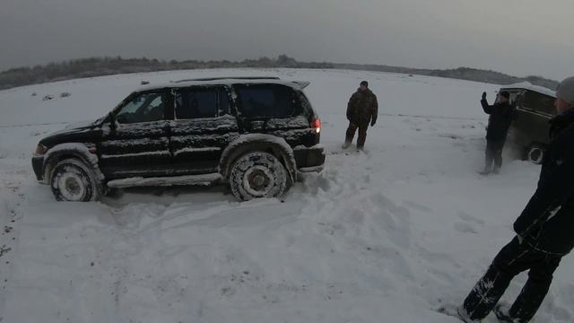 Застрявшие машины Замленье . Зимняя рыбалка на озере Ильмень. смотреть онлайн