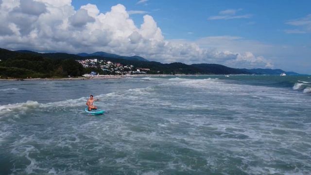 На гребне волны! Июль 2022.?ЛАЗАРЕВСКОЕ СЕГОДНЯ?СОЧИ. смотреть онлайн