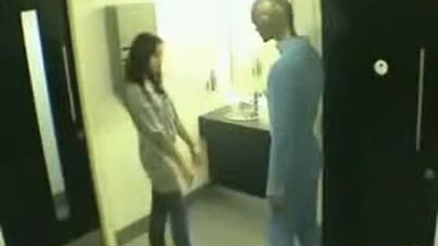 В туалете прикол с скрытой камерой candid camera trick смотреть онлайн