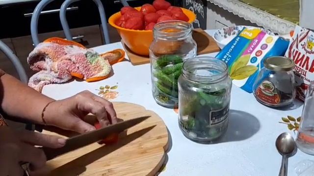 Заготовки на зиму //Помидоры без уксуса на зиму//Томаты в собственном соку с базиликом и чесноком// смотреть онлайн