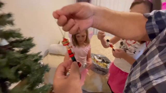 Новогодняя ёлка.  Наряжаем нашу красавицу ёлочку и готовимся встречать Новый Год