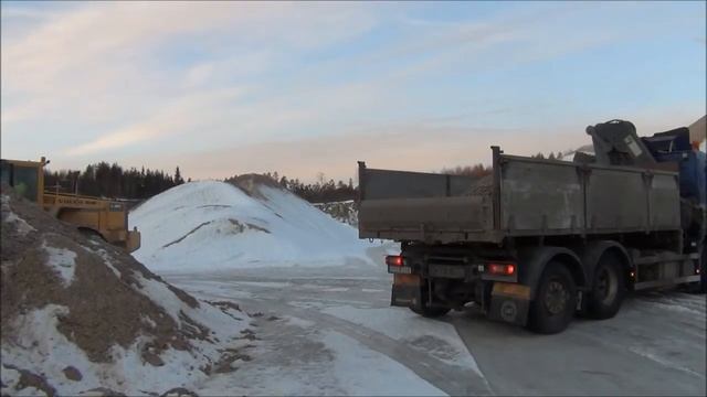 Volvo BM L180 Loading A Volvo FM9 340 смотреть онлайн