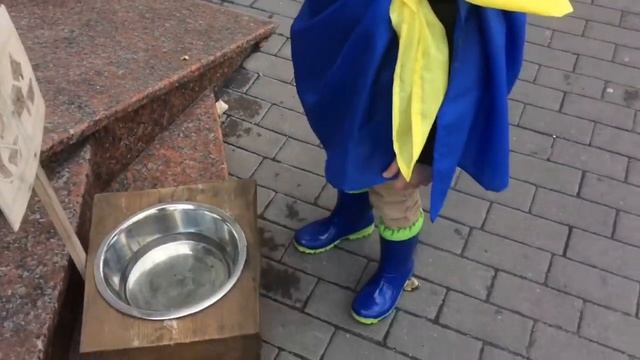 ВЛОГ: дарим подарок, гуляем с флагом, кушаем и собираемся на футбол смотреть онлайн