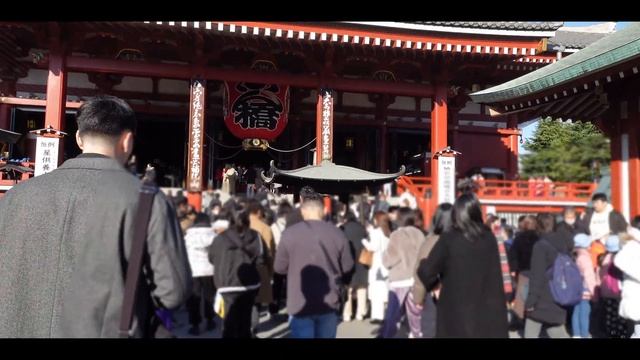 【東京最古の寺院】浅草は暗くなってからが美しい！今日も外国人観光客を魅了し続ける浅草寺を散策 / 4K / 仲見世通りのいちご飴、あげまんじゅう、ストリートフード/ライトアップ смотреть онлайн
