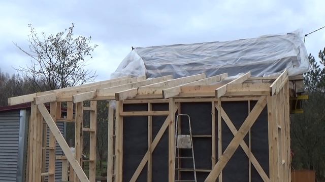 НА ДАЧЕ. ОДНА ДЕЛАЮ СТРОПИЛЬНУЮ СИСТЕМУ НА КРЫШЕ. смотреть онлайн