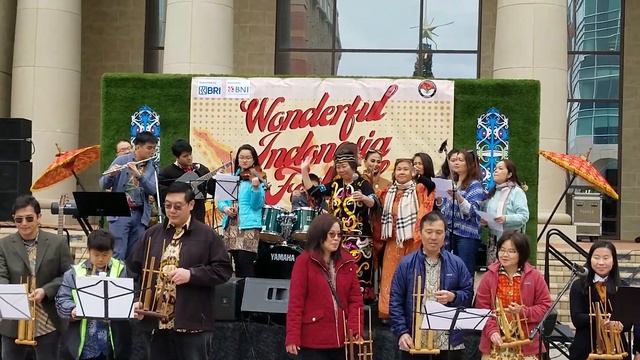 Bengawan Solo - Gesang - East Meets West (Angklung in Band) in Wonderful Indonesia Festival смотреть онлайн