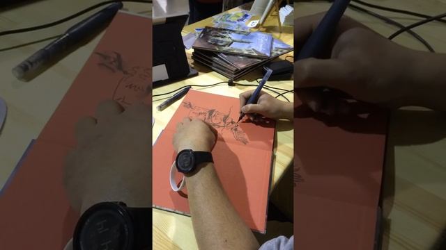 Художник Михай Тимошенко подписывает свой комикс "Герой поневолі" смотреть онлайн