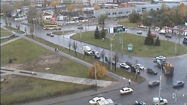 Каток падает на повороте, в метре от ГИБДД смотреть онлайн