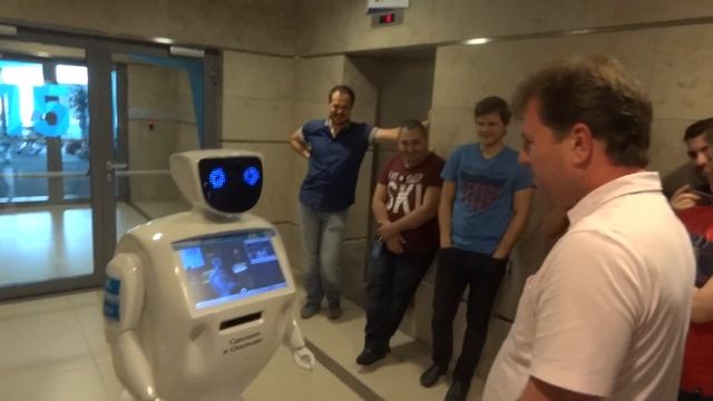 Робот поздравляет Дмитрия Сергеева с днем рождения! смотреть онлайн