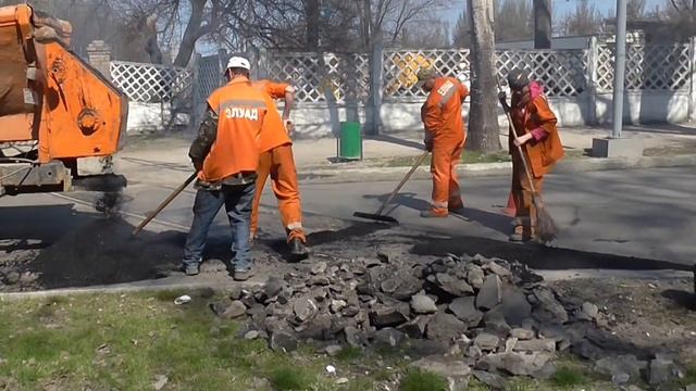 Ремонт дороги на улице Лизы Чайкиной - Запорожье смотреть онлайн