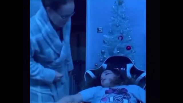 Мама заходит к дочери в комнату ночью и кричит/мама заходит в комнату ночью/я притворяюсь что сплю смотреть онлайн