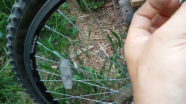 Как выправить восьмерку на колесе со спицами смотреть онлайн