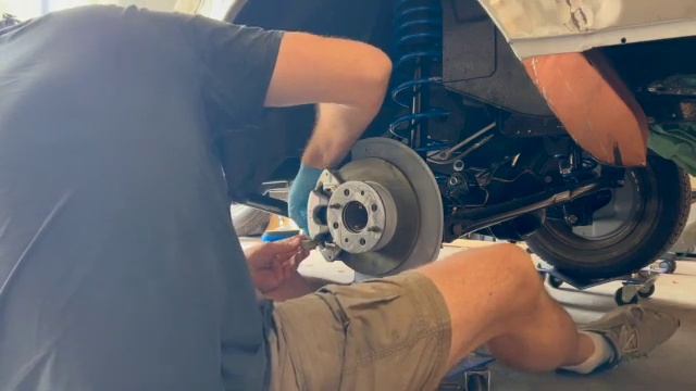 Fiat Spider 124 Restoration - Brakes and Primer - Tiny Garage смотреть онлайн